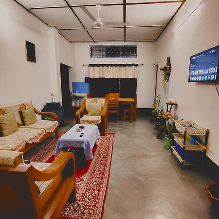 Gayatri Homestay Дибругарх Экстерьер фото