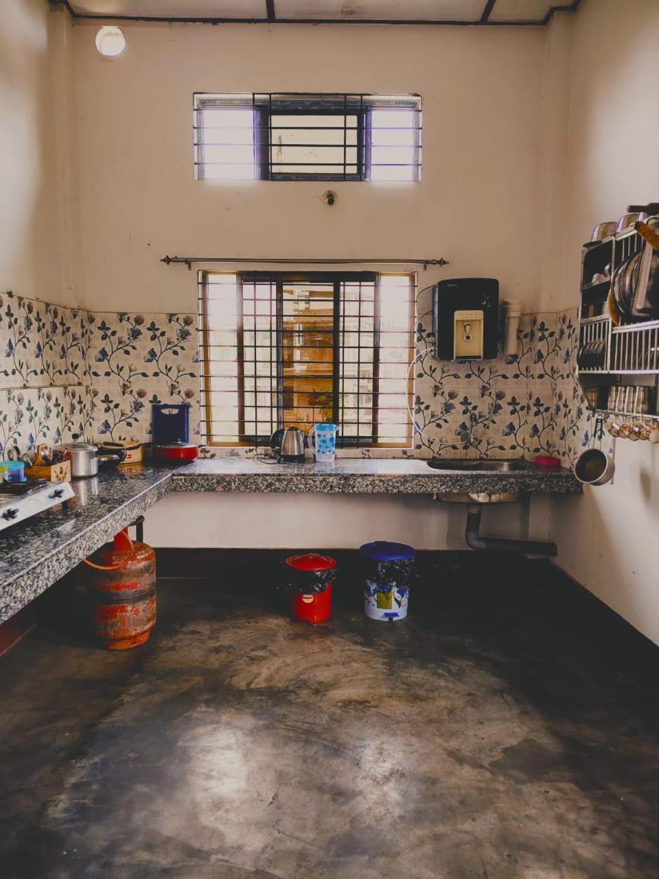 Gayatri Homestay Дибругарх Экстерьер фото