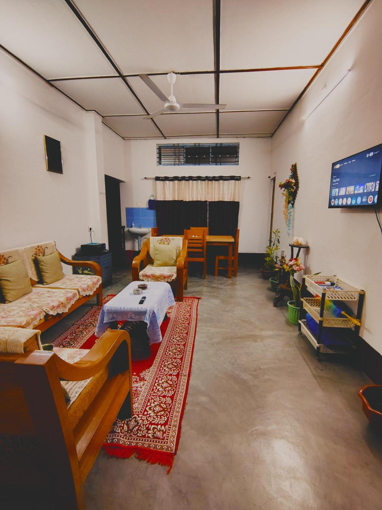 Gayatri Homestay Дибругарх Экстерьер фото